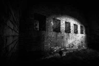 Terk edilmiş eski tuğla karanlık binanın içi.