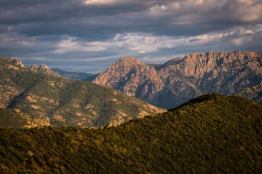 Güzel kayalık dağ manzarası