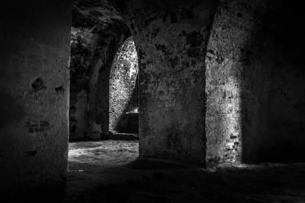Terk edilmiş eski tuğla karanlık binanın içi.