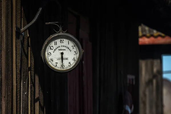 鉄道駅の旧時計 — ストック写真
