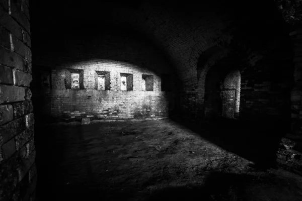 Interior Ladrillo Abandonado Viejo Edificio Oscuro —  Fotos de Stock