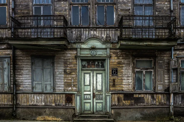 Eski terk edilmiş ahşap bina