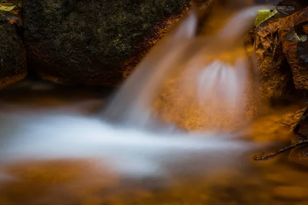 Schöner Wasserfall Wildem Wald — Stockfoto