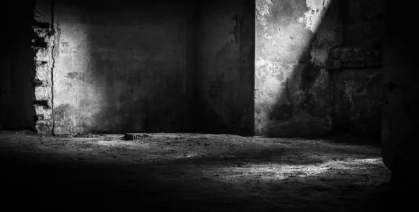 Интерьер Заброшенного Кирпичного Темного Здания — стоковое фото