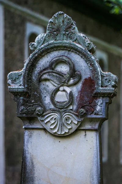 Vecchio Cimitero Cristiano Nel Cortile Verde — Foto Stock