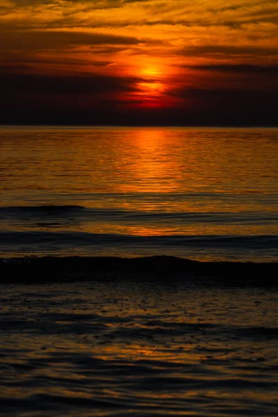 Πετρόκτιστη Ακτή Ηλιοβασίλεμα — Φωτογραφία Αρχείου