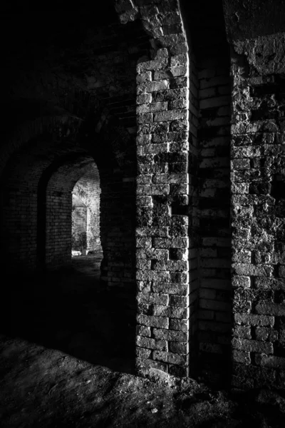 Interno Vecchio Edificio Buio Mattoni Abbandonati — Foto Stock