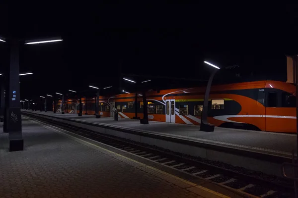 Zug Auf Dunklem Bahnhof — Stockfoto