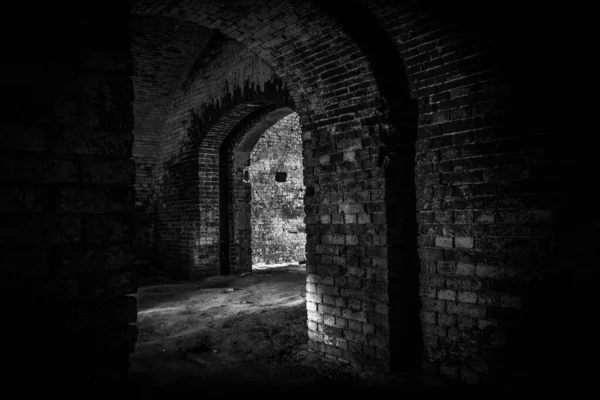 Interior Velho Edifício Escuro Tijolo Abandonado — Fotografia de Stock