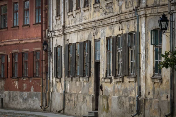 Küçük şehirde eski binalar