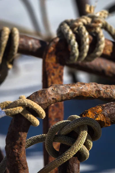 Rustic Iron Links Ropes — Stock Photo, Image