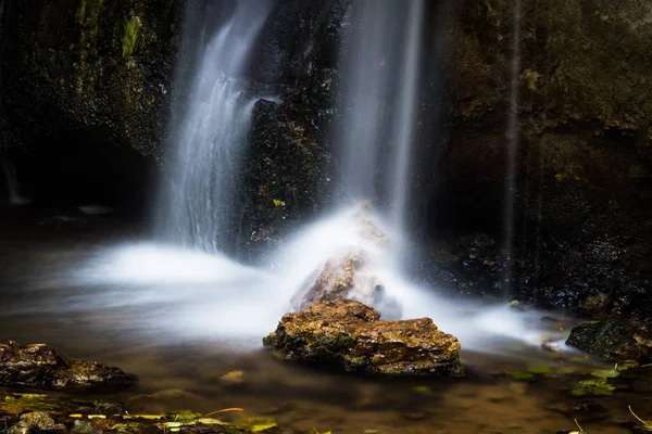 Hermosa Cascada Bosque Salvaje —  Fotos de Stock