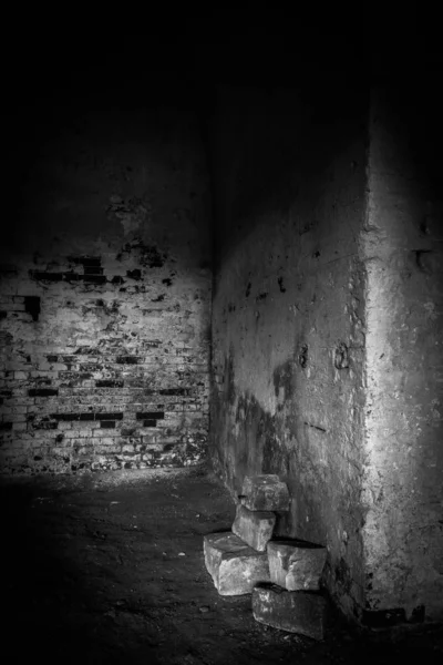 Εσωτερικό Παλιό Εγκαταλελειμμένο Τούβλο Σκοτεινό Κτίριο — Φωτογραφία Αρχείου