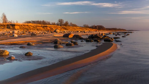 Zandkust Met Stenen — Stockfoto