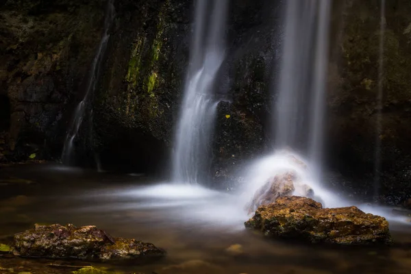 Schöner Wasserfall Wildem Wald — Stockfoto