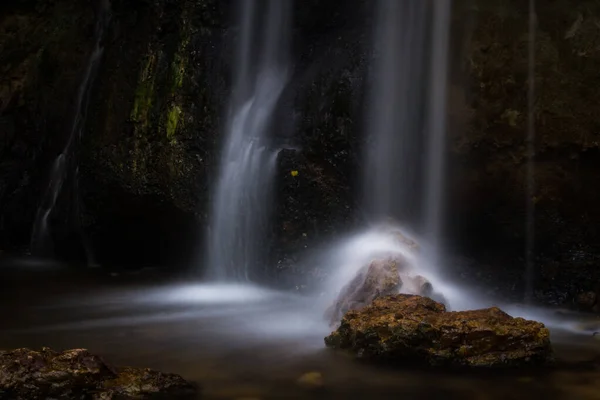 Schöner Wasserfall Wildem Wald — Stockfoto