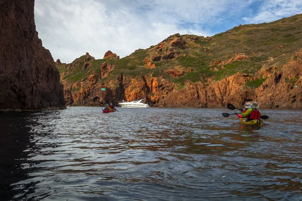 Cercle 2015 Malte Bateaux Canot Nageant Près Côte Rocheuse — Photo