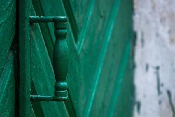 古い教会の緑の扉 — ストック写真
