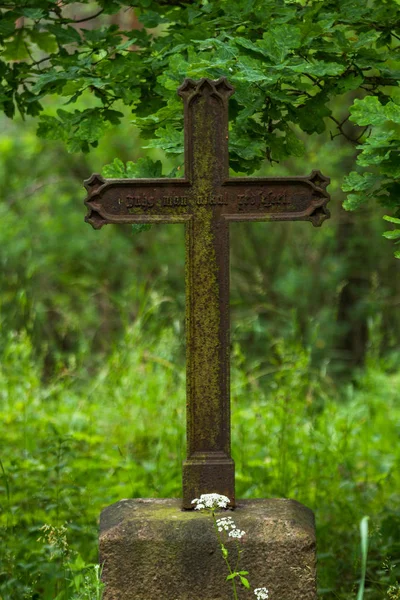 Vecchio Cimitero Cristiano Nel Cortile Verde — Foto Stock