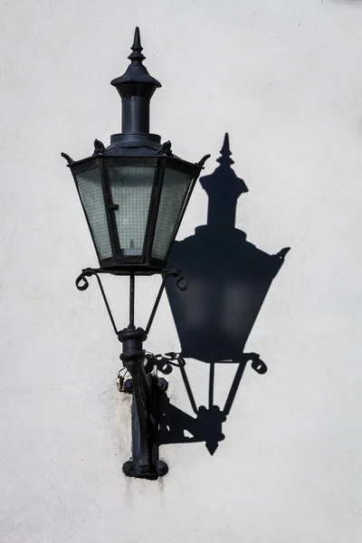 Lâmpada Parede Branca Edifício Velho — Fotografia de Stock