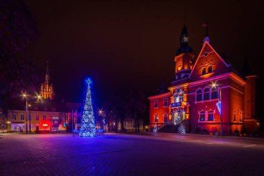 Geceleyin yılbaşı ağacının manzarası