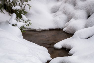Karda küçük bir nehir