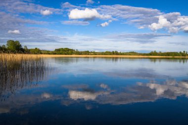 Bulutlu ve yansımalı göl