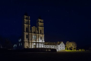 Gece gökyüzündeki ev.
