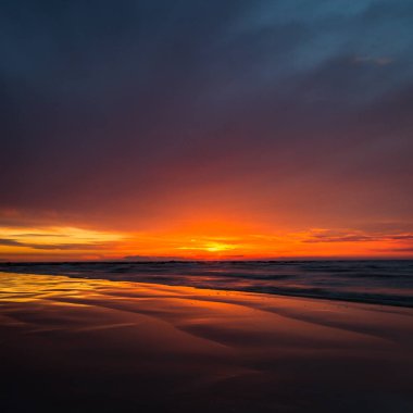 Baltık denizinde günbatımı renkleri