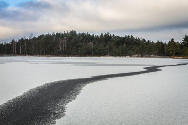 Karda donmuş nehir.