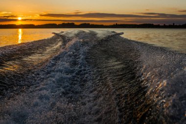 Sahilde güzel bir gün batımı.