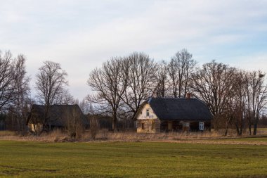 Yeşil çayır yakınlarındaki terk edilmiş eski binalar.
