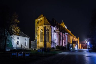 kurtarıcı şehrin gece görünümü