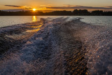 Sahilde güzel gün batımı.
