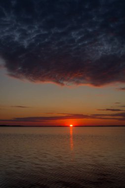 Deniz ufku güneş sabah yükselen bulut