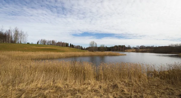 Lago Primavera Con Reflejos Nubes — Foto de Stock