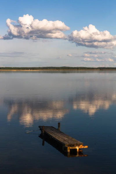 Verano Lago Con Reflejos Nubes —  Fotos de Stock