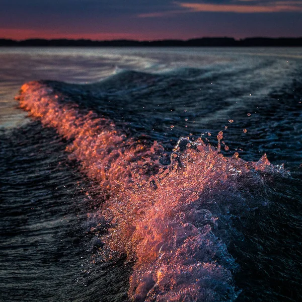 Röda Vågor Stranden — Stockfoto