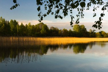 Gölde yaz, yansımalar ve bulutlarla