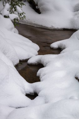Karda küçük bir nehir
