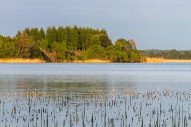 Bulutlu ve yansımalı göl