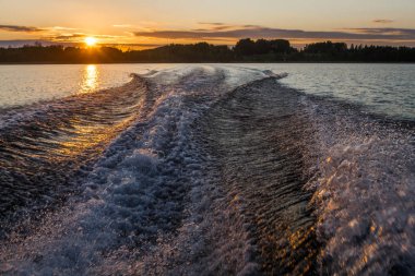Sahilde güzel bir gün batımı.