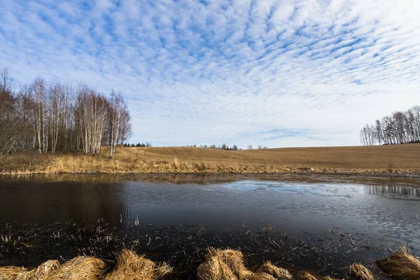 Lago Primavera Con Reflejos Nubes — Foto de Stock