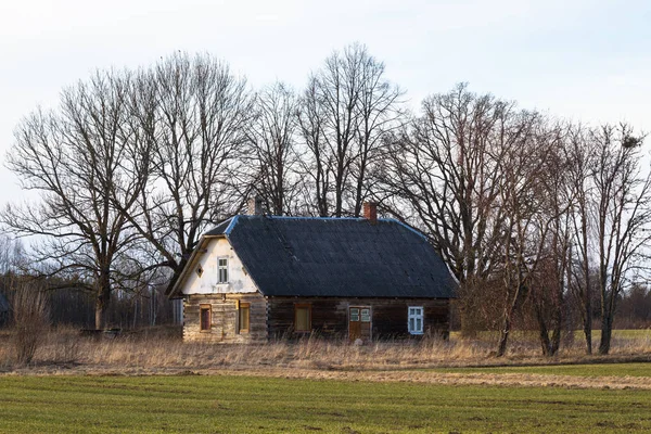 緑の草原の近くに古い放棄された建物 — ストック写真