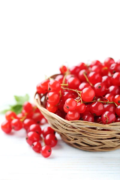 Rote Johannisbeere auf dem Tisch — Stockfoto