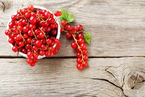 Rote Johannisbeere auf dem Tisch — Stockfoto