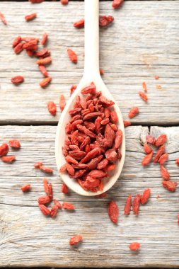 Kuru goji meyveleri masada