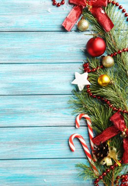 Christmax ağaç dalı baubles ile