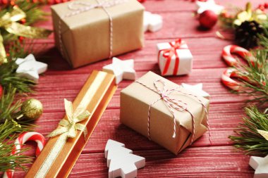 Christmax ağaç dalı baubles ile