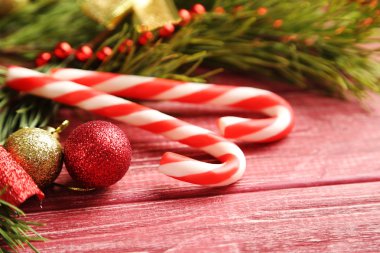 Christmax ağaç dalı baubles ile